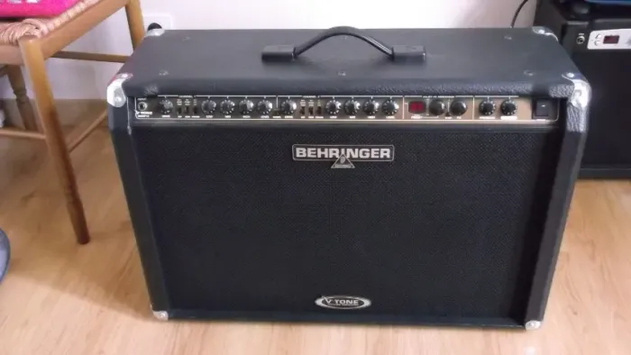 Amplificador Behringer V-Tone GMX212
