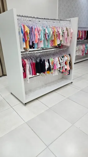 Móvel expositor central para loja de roupas
