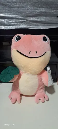 Pelucia sapo rosa com a vitoria regia na mão