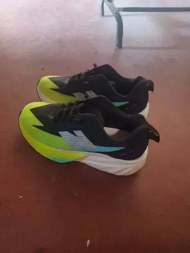 Vende se esse tênis masculino