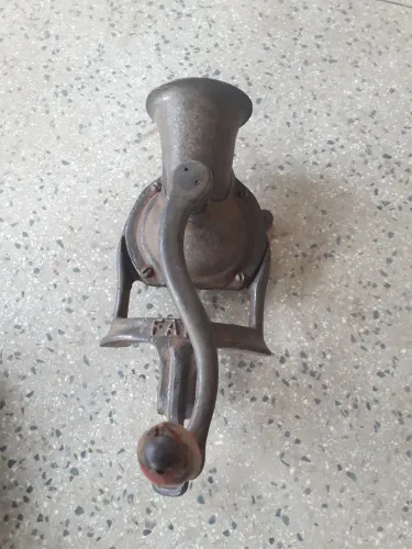 Moedor de café moendo