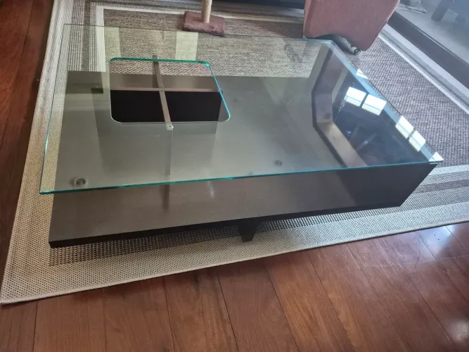 Mesa de centro em madeira maciça e vidro temperado
