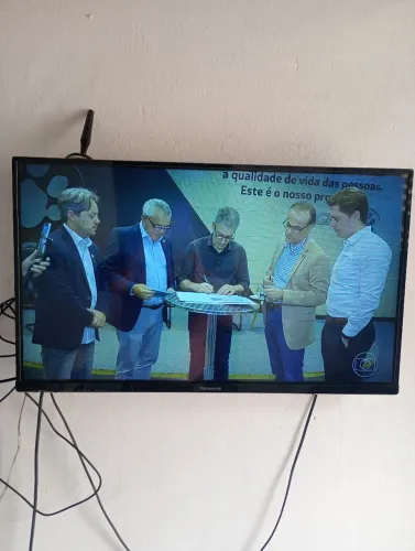 Uma televisão 32 polegadas