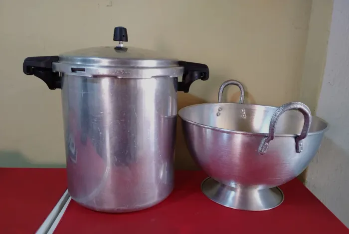 Venda de Panela de pressão Industrial 20L e Escorredor Industrial grande