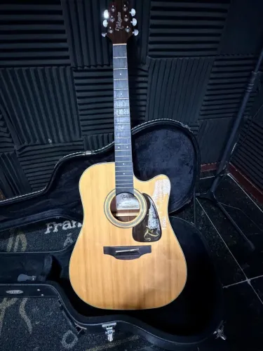 Violão Takamine com case duro de proteção.