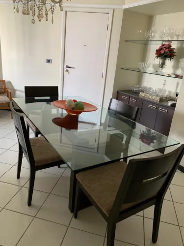 Mesa de vidro acompanhada das cadeiras