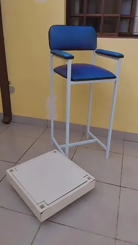 Cadeira de cortar cabelo pra criança impecável pra salão com base giratória 