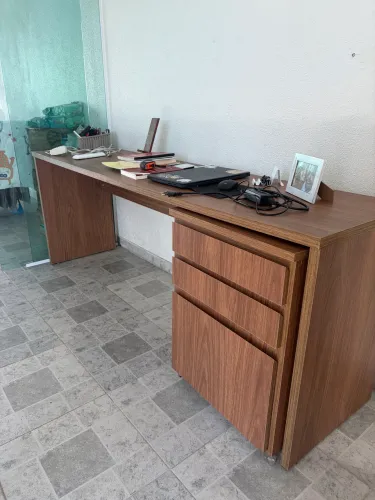Mesa e gaveteiro para escritório em perfeito estado 