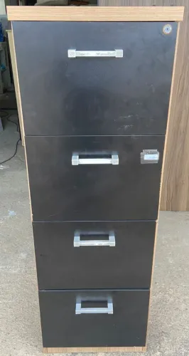 Arquivo de mdf, com 4 gavetas, marrom e preto.