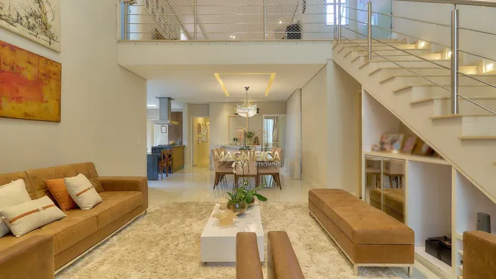 Casa de alto padrão no Rebouças, com 372m² privativos, disponível para venda ou locação em