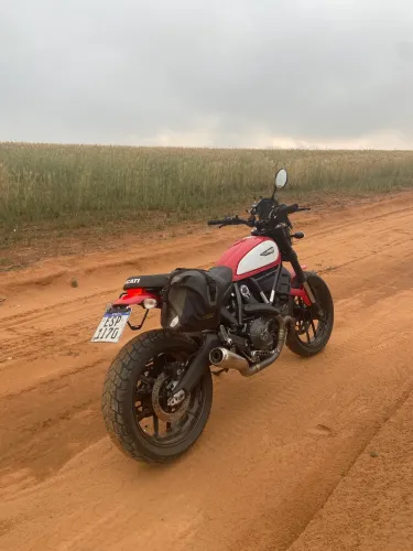 Ducati Scrambler vermelha com Arrow e acessórios