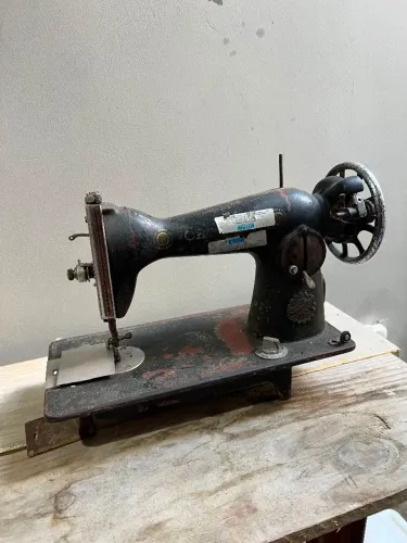 Máquina de costura Singer antiga 