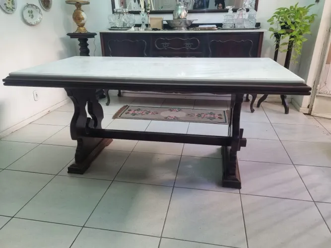 Mesa colonial de madeira maciça com tampo de mármore. Bem conservada. 1,80cm x 90,cm