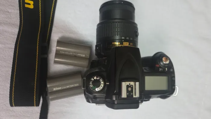 Vendo câmera fotográfica nikon d90 com lente 18-55mm. Alça e 2 bateria s
