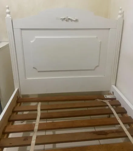 Cama branca solteiro estilo provençal | Garanhuns - PE