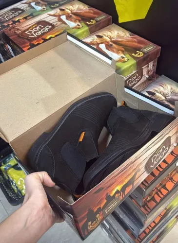 Vendo Bota Nova na caixa