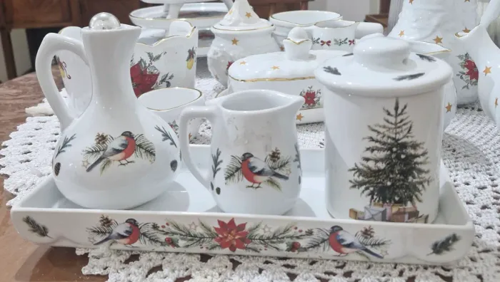 Natal conj 4 peças em louça, bandeija, cremeira, galheteiro e mantegueira Francesa