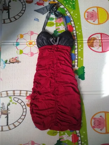Vendo ou troco 4 Vestidos curtos e 1 macaquinho curto tamanho M e G