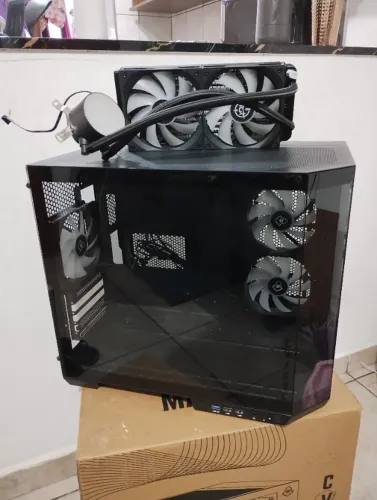 Gabinete Aquário Mancer CV700L + Water Cooler TGT Rainbow 240mm - Setup Pronto!