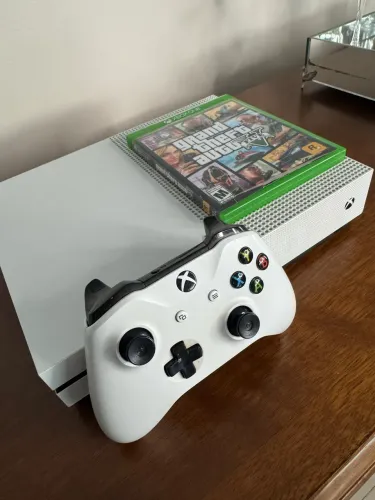 Xbox One S 1Tb + GTA 5 (Brinde)