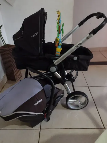 Carrinho moisés com bebê conforto 