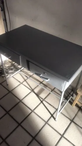 Mesa tipo biro de escritório com duas gavetas em aço