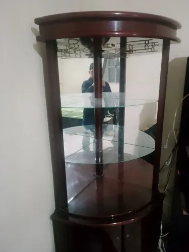Barzinho de canto com espelhos. Barato pra sair rápido?!