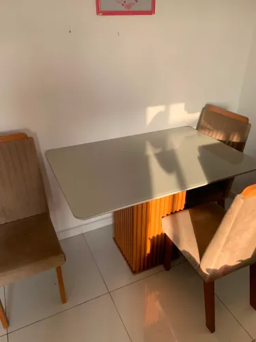 Mesa de vidro, 4 cadeiras