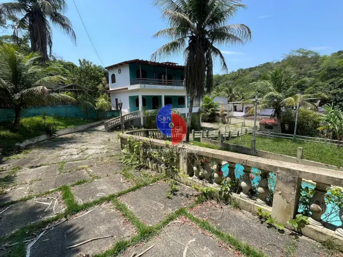 Casa à venda, com de 2 imóveis, 1° com 5 quartos e 3 banheiros, 2° com 2 quartos. Piscina,