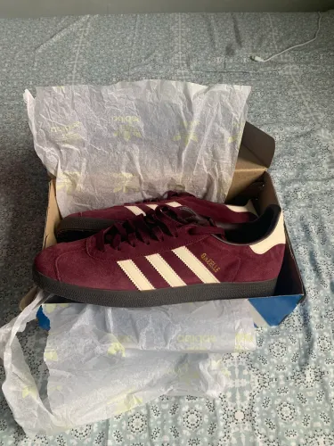 Tênis adidas gazelle maroon chalk white