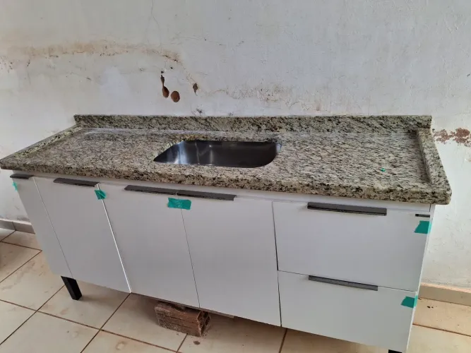 Pia de granito com gabinete