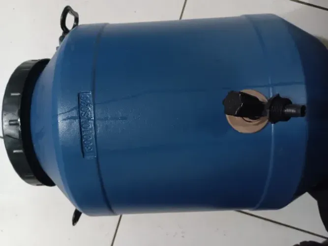Reservatório de água com torneira 50l