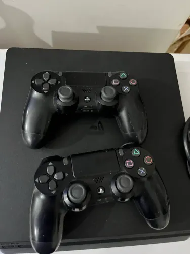 Ps4 com dois controles, cabo de energia.