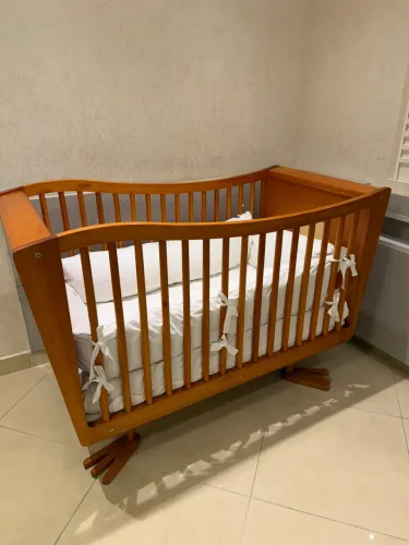 berço com pés de patinho da design exclusivo da Amélia Tarozzo Design