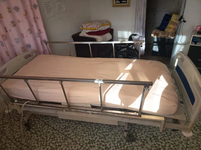 Cama hospital com manivelas e colchão pneumático 
