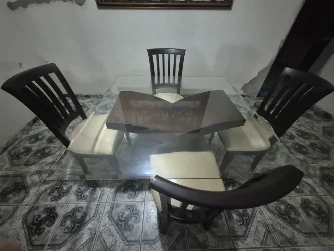 Vendo uma mesa de vidro com cadeiras