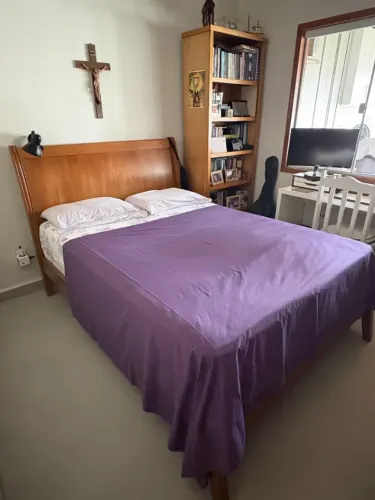Cama de casal de madeira maciça com colchão