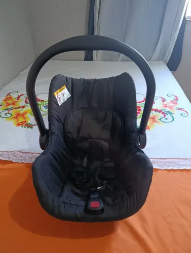 Vendo bebê conforto, usado durante 1 ano, com sinal de uso, porém bem conservado.