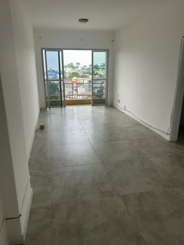 Alugo apto na Rua Silva Jardim