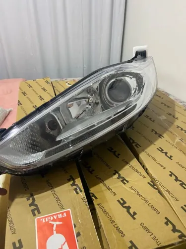 Par de Farol New Fiesta Titanium com Projetor e DRL Importado, Nunca Usado