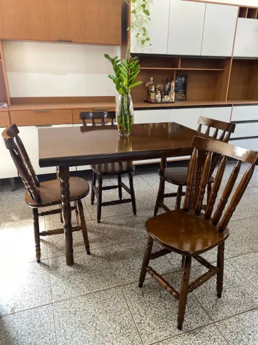 Mesa de Jantar com 4 Cadeiras de Madeira Nova , Entrego