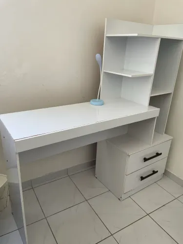 Mesa de estudos branca 