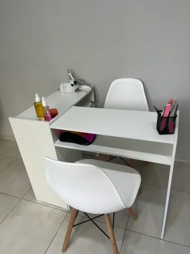 Vendo duas mesas + duas cadeiras!