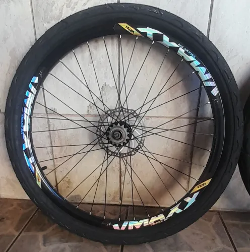 Vendo roda vmaxx DH traseira aro 26 semi nova nova
