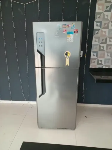 Geladeira Electrolux duplex Frost Free prata ? muito bom estado .