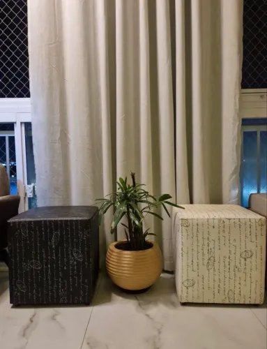 Conjunto com 2 puffs em ótimo estado
