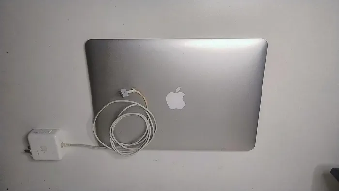 MackBook Air 2020 M1 com display danificado