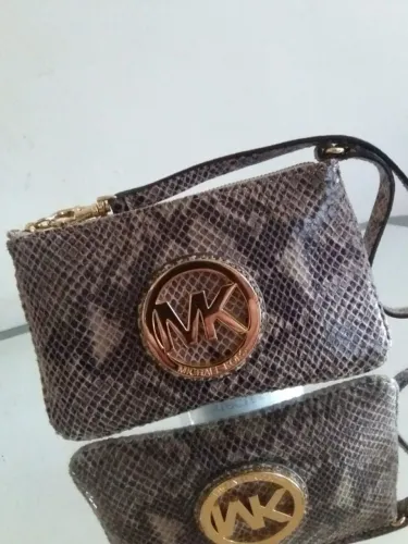CARTEIRA MICHAEL KORS ESTILO BOLSA COM ALCINHA. EM COURO LEGÍTIMO. LINDA