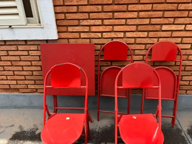 Jogo de mesa e cadeiras de bar