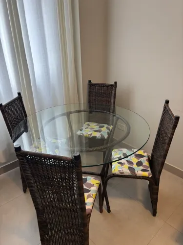 Mesa de Jantar Redonda de Vidro 4 Lugares em Junco